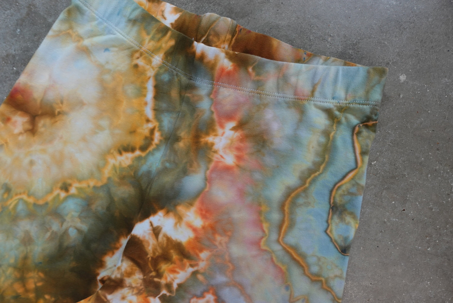 Hippy Cammo high waisted bike shorts (L)