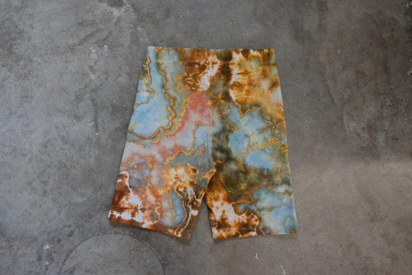 Hippy Cammo high waisted bike shorts (L)